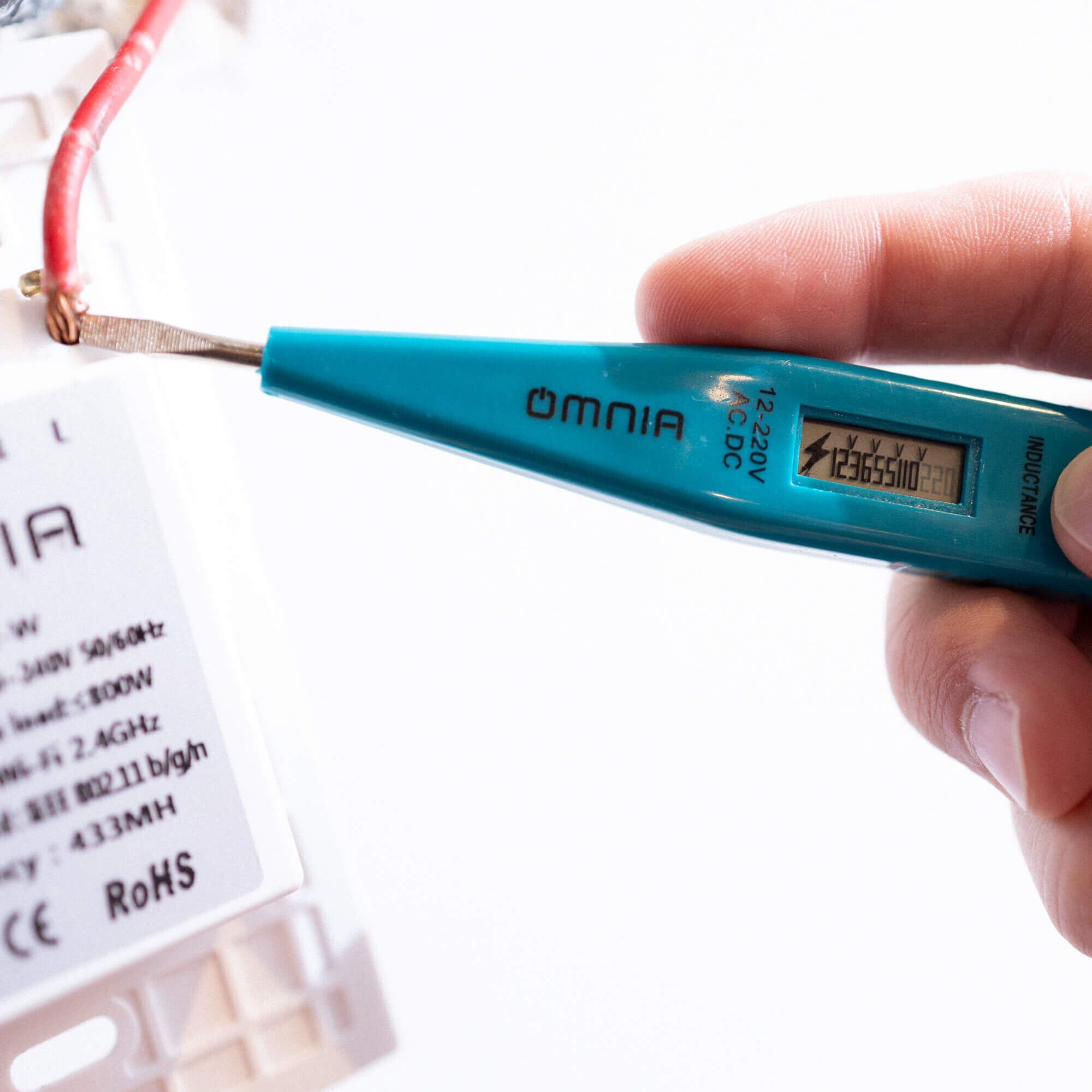 Probador de Voltaje Omnia Digital AC/DC